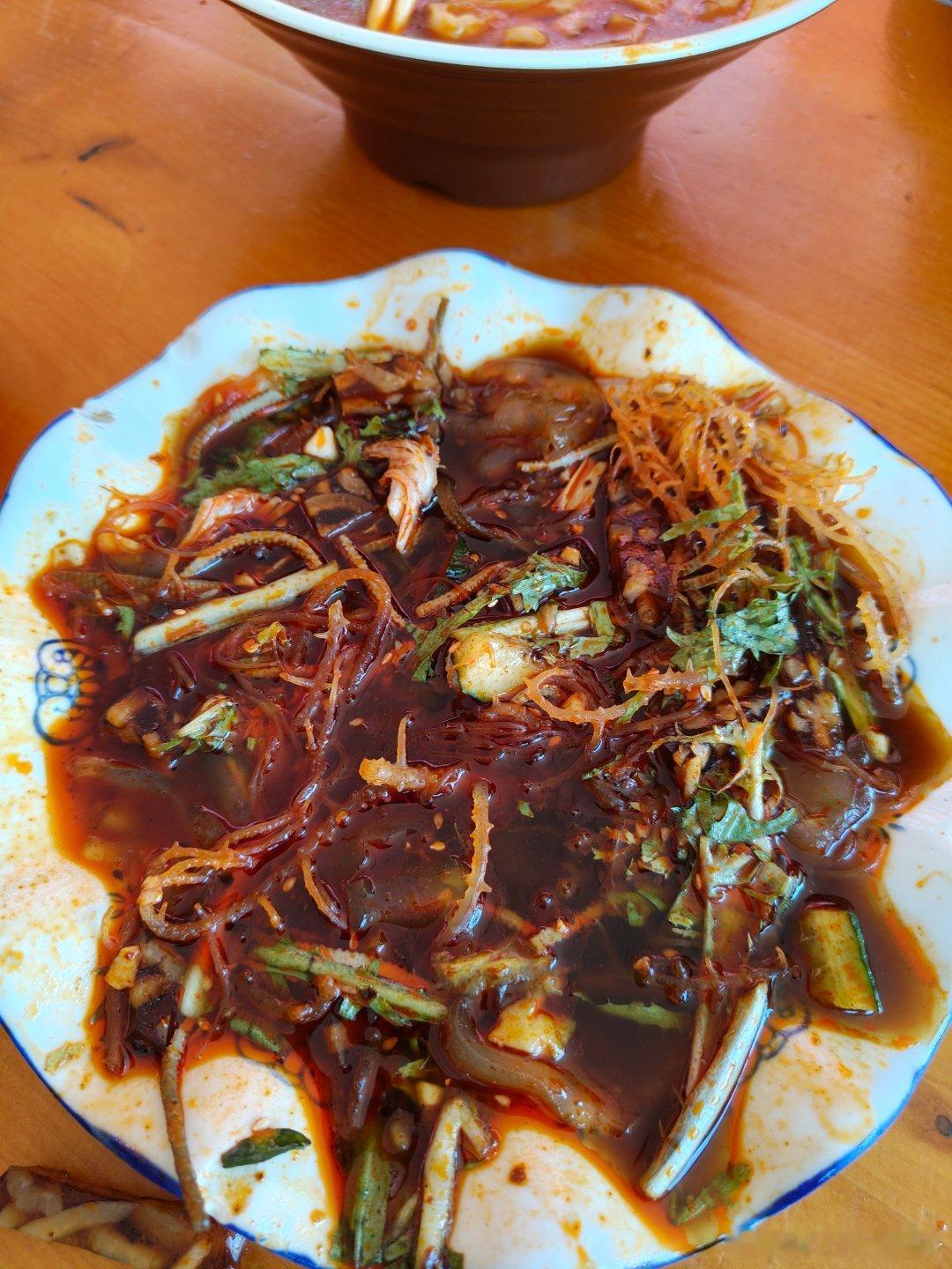 今天的午餐不好吃。我们本来计划去香河肉饼店吃茴香及韭菜馅的饼，客户推荐说这家面不