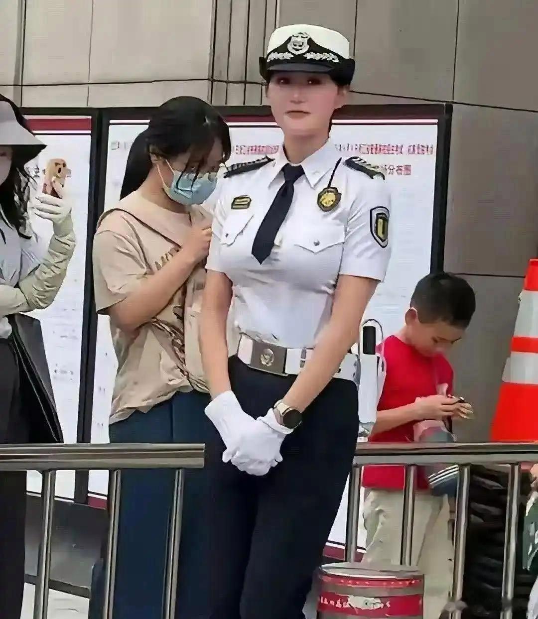我就纳闷了，海关咋说不让把工作服穿得太性感，可她这衣服咋瞅着那么怪呢？热爆趣创赛