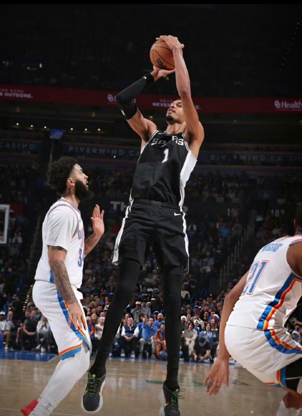 一觉醒来，马刺又又又赢了雷霆，本赛季三杀雷霆，马刺无形之中成了雷霆队的梦魇，两支