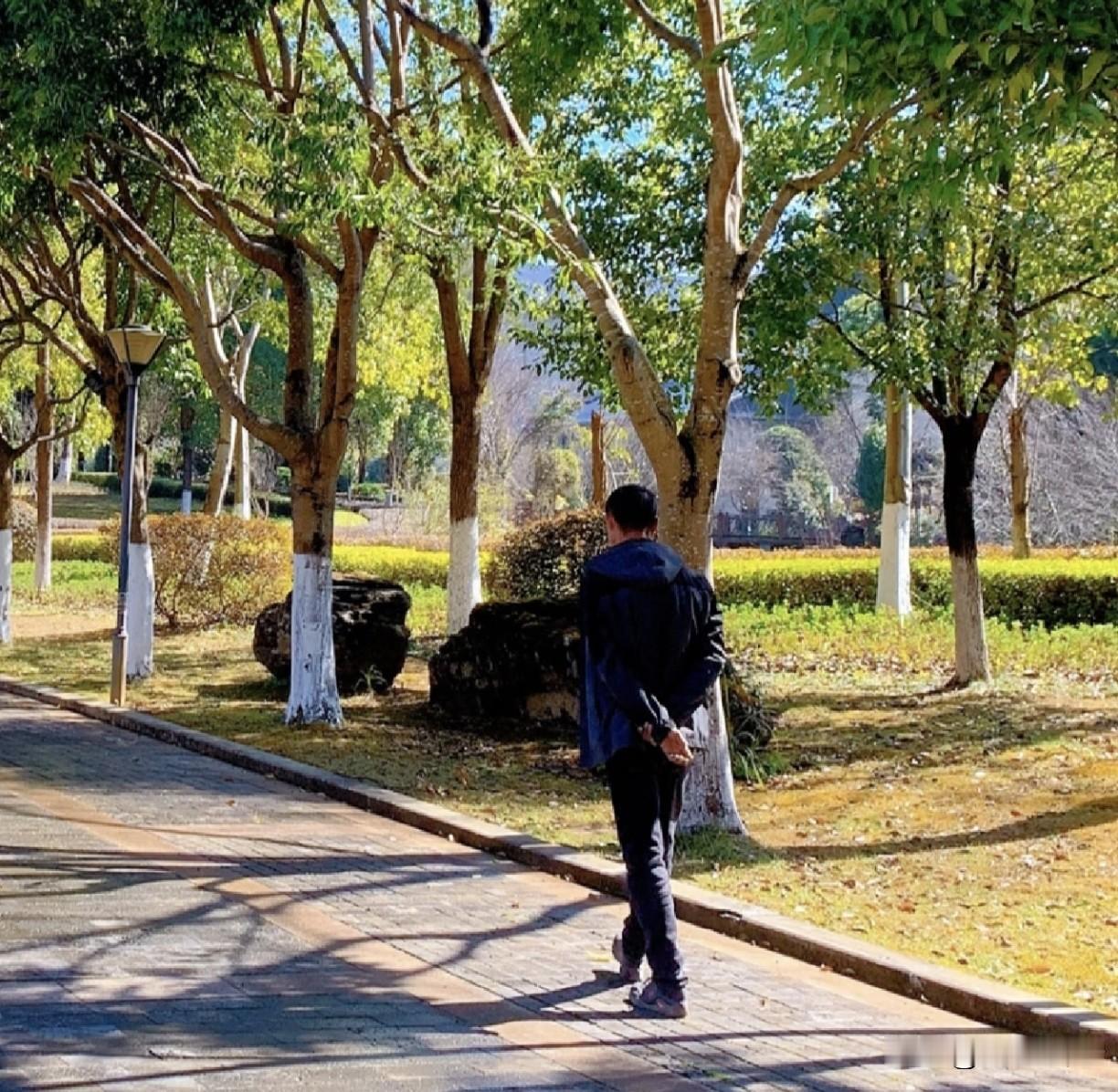 “我们都是挣点小钱的普通人，所以，很多事情可以不用放在心上，做好自己当下的事儿就
