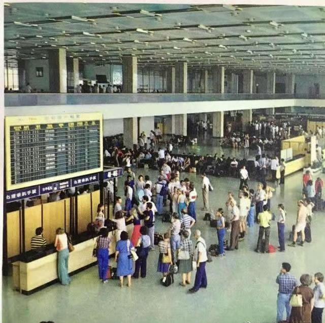 最近翻到一组80年代北京首都机场的老照片，瞬间被震撼到了！谁能想到，三十多年前的