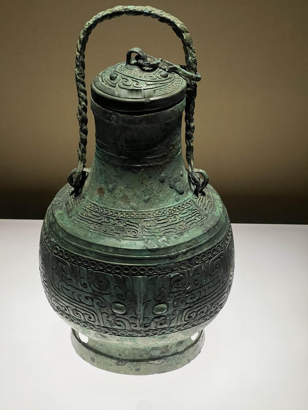 湖北盘龙城遗址出土含异常铅的青铜器，出土青铜器500多件，多过三星堆一号坑二号坑