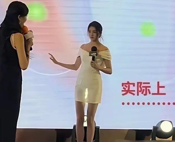 一直对关晓彤的腿长没有概念，直到我看到了这两张图… 