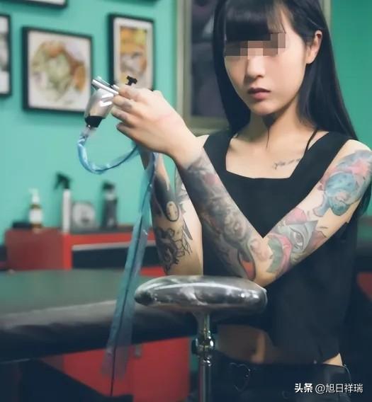 2021年，湖南一15岁女学生，入学后被老师发现胳膊有纹身，当场取消女孩入学资格