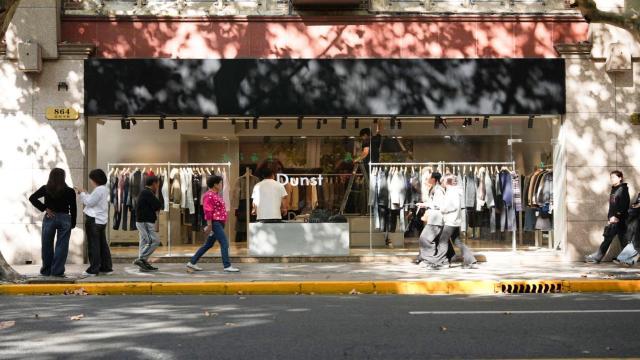 随着中韩关系持续改善，韩国时尚品牌正加速涌入中国市场，尤其以上海为中心密集布局线