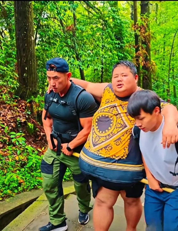 良子竹竿抬腹登山一事，两种声音始终争执不下
 网红良子峨眉山登山的视频持续发酵，