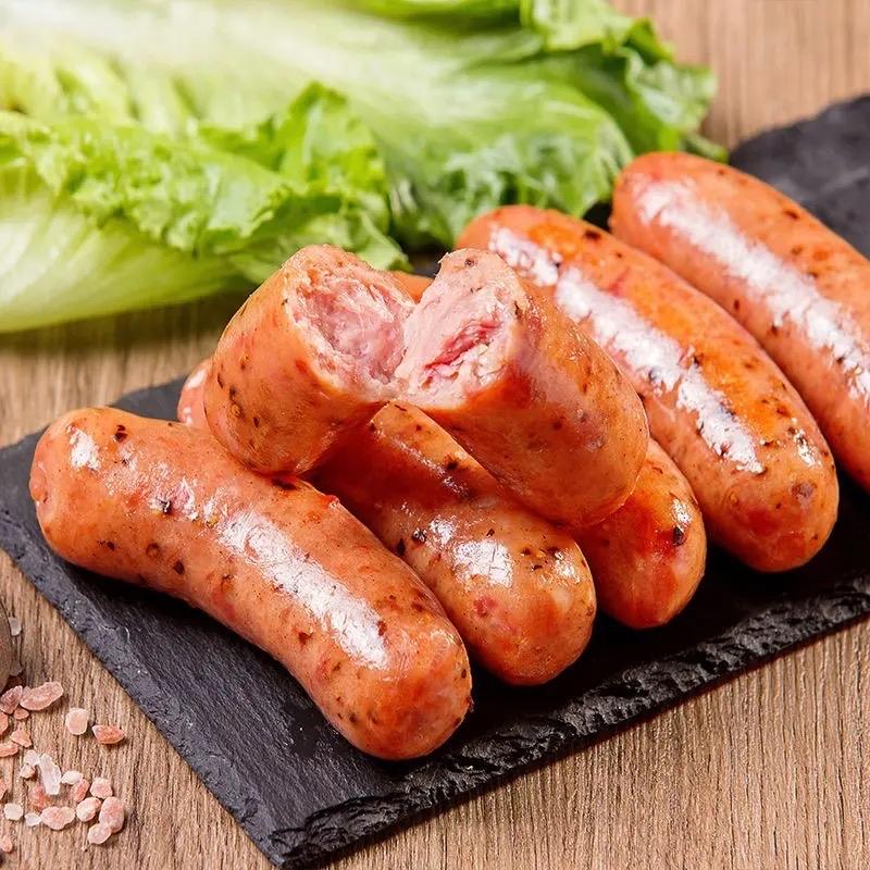 看哭全网！山东，一高中生连续3年，给校门口智力缺陷的老人送烤肠。临近毕业，高中生