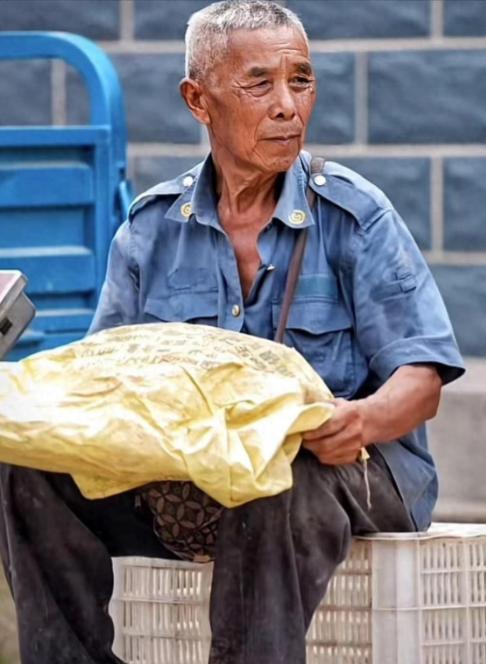 看哭了！山东，儿子10多年前车祸去世，儿媳跟着人跑了！78岁大爷独自抚养孙子长大