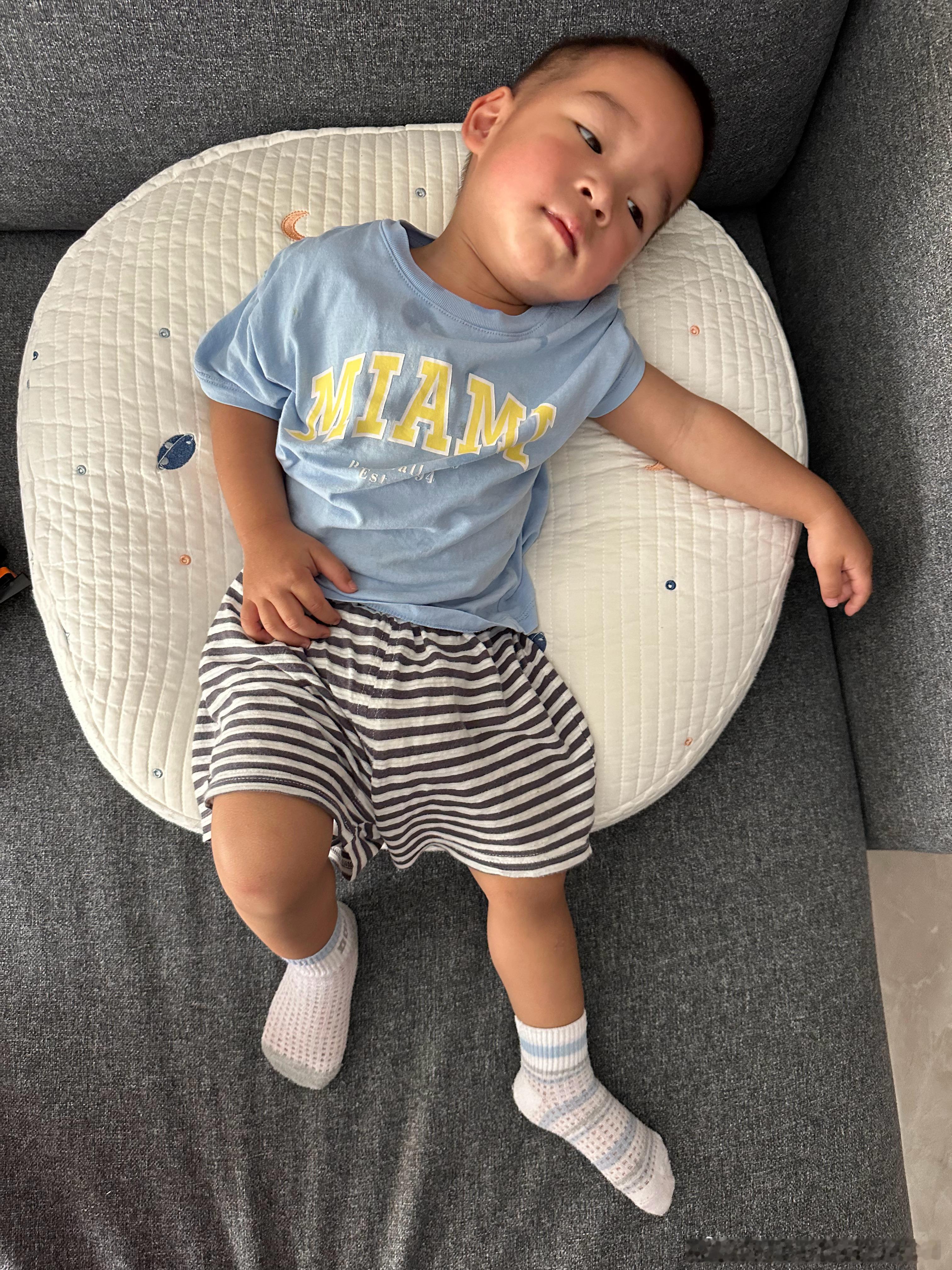 小时候睡的斜坡枕，爷爷从县城拿回来了，让他们睡在上面拍个照，好感慨。楼下散步就走