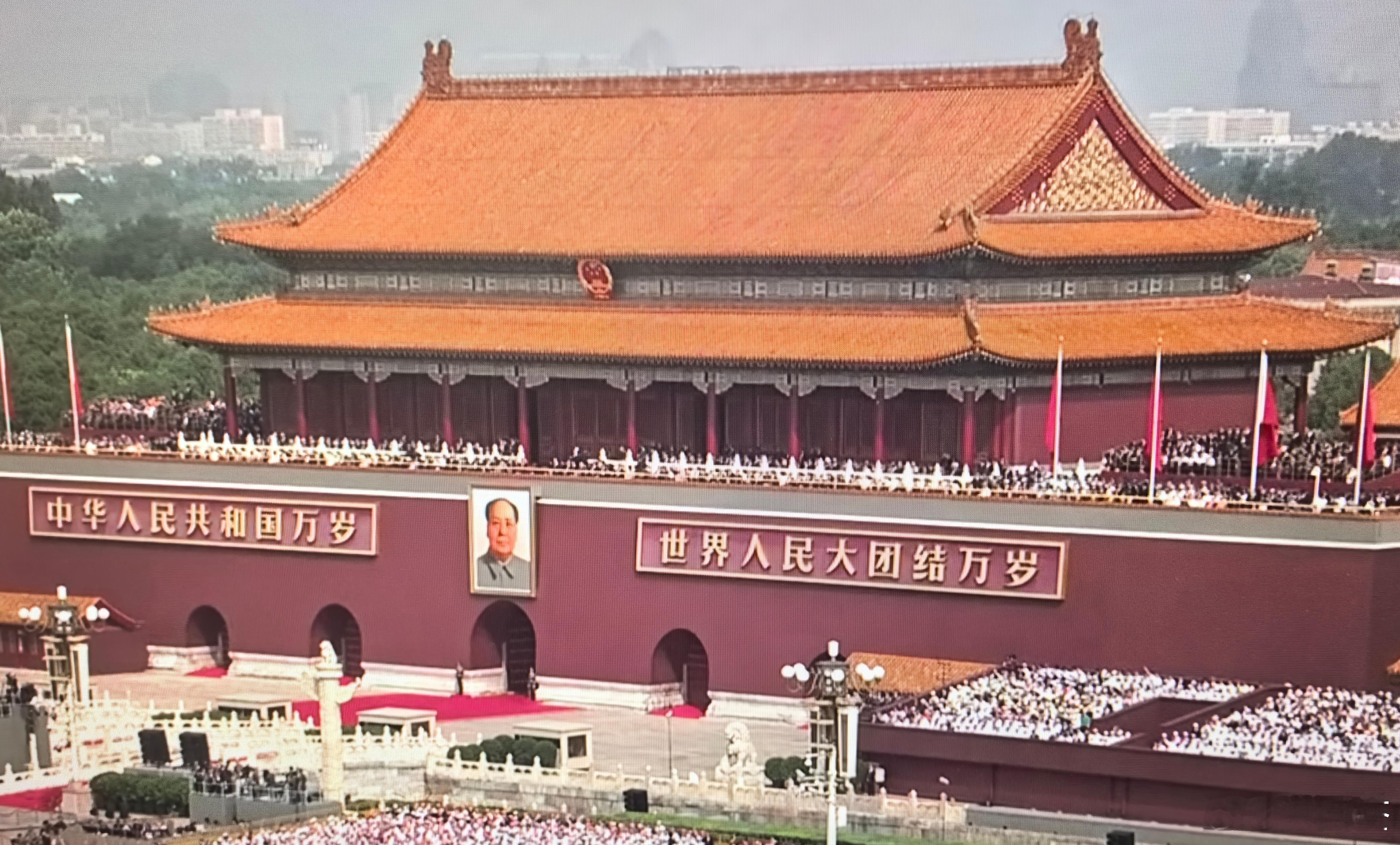 这次阅兵，对我们是一种巨大的鼓舞，对敌人，则是一种震慑！无论何时，发展都是最大的