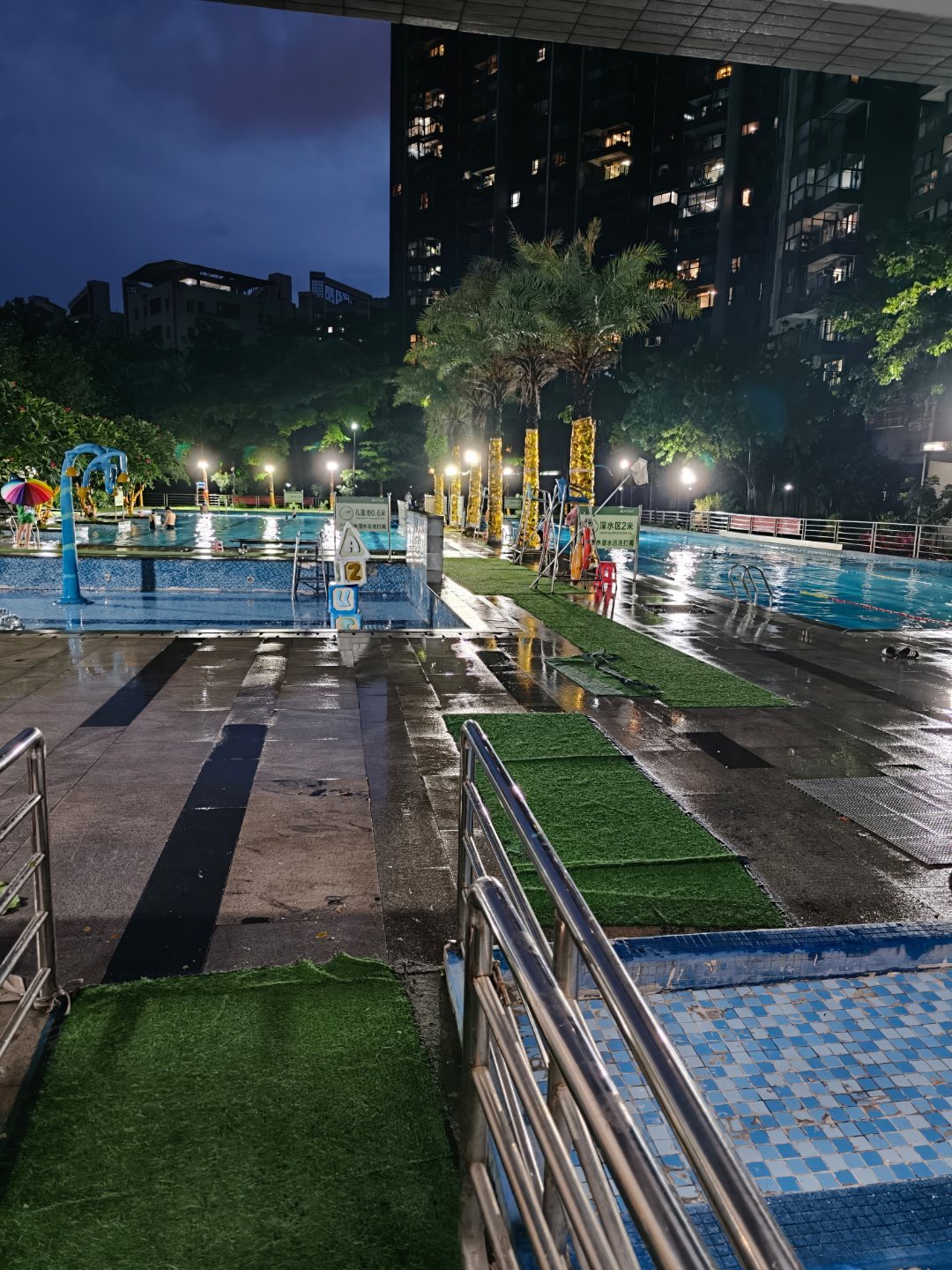 腰突当然要游泳啦！下雨天没什么人游泳🏊🏻♂️🏊🏻♂️！非常舒服！告别拥挤