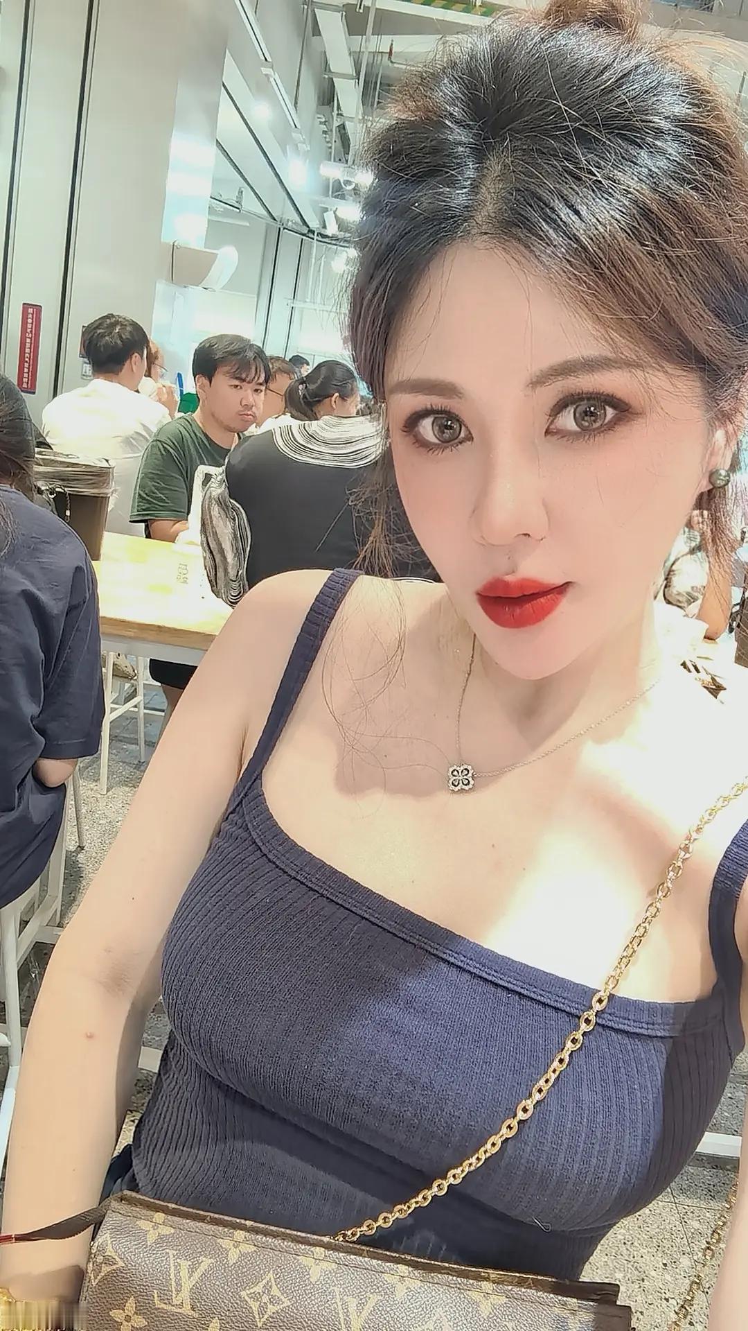 发现自己挺无聊的，不上班的时候 不是吃海鲜就是看电影，活着越来越简单也越来越舒服
