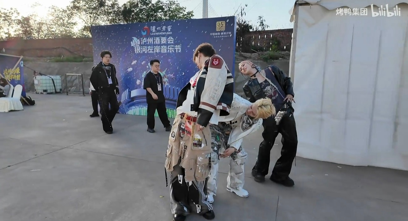 图中三个男艺人这素在？ 
