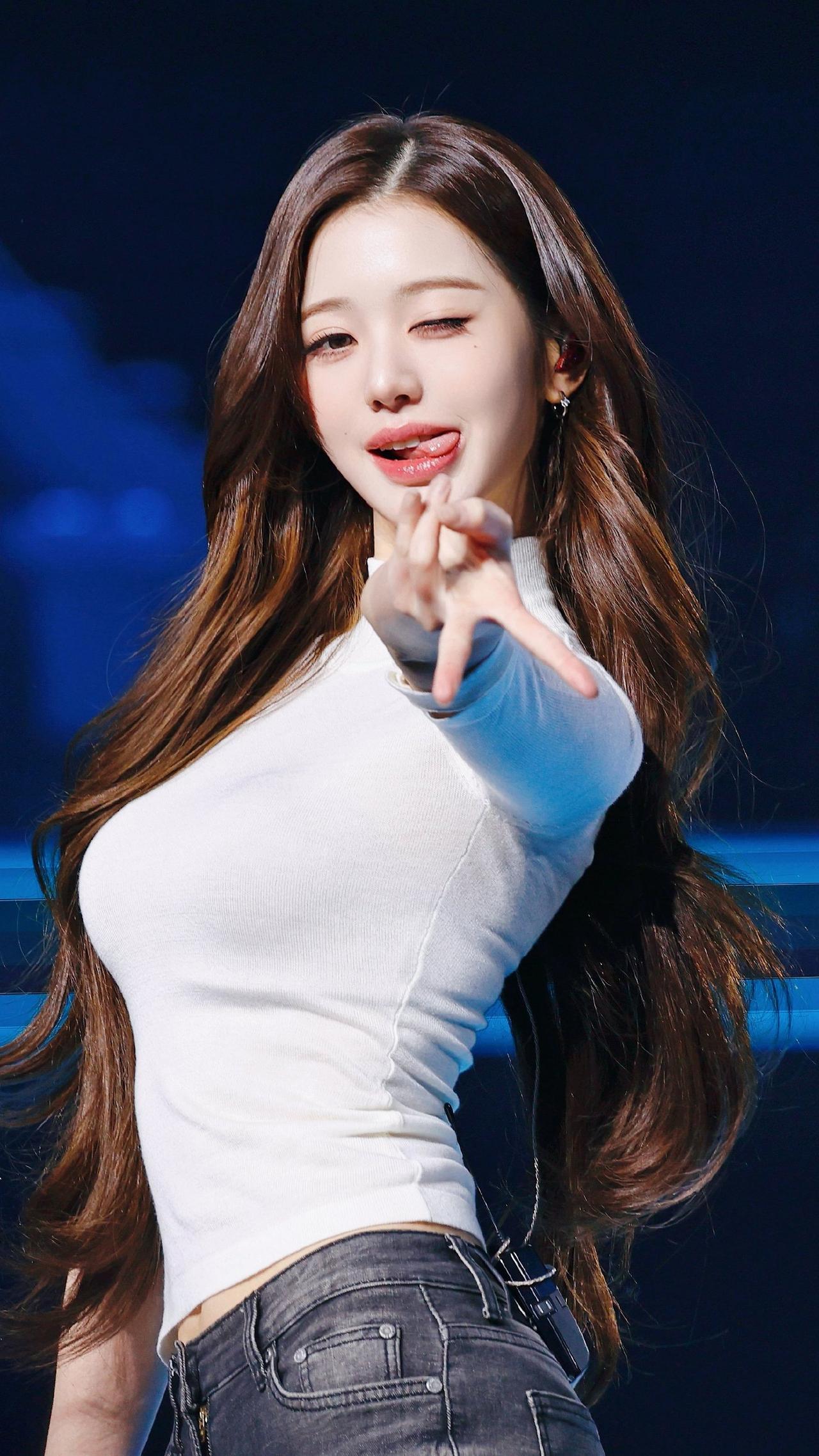 张元英身姿曼妙气质撩人，眉眼间尽是风情，一颦一笑魅惑十足，尽显高级性感魅力。喜欢