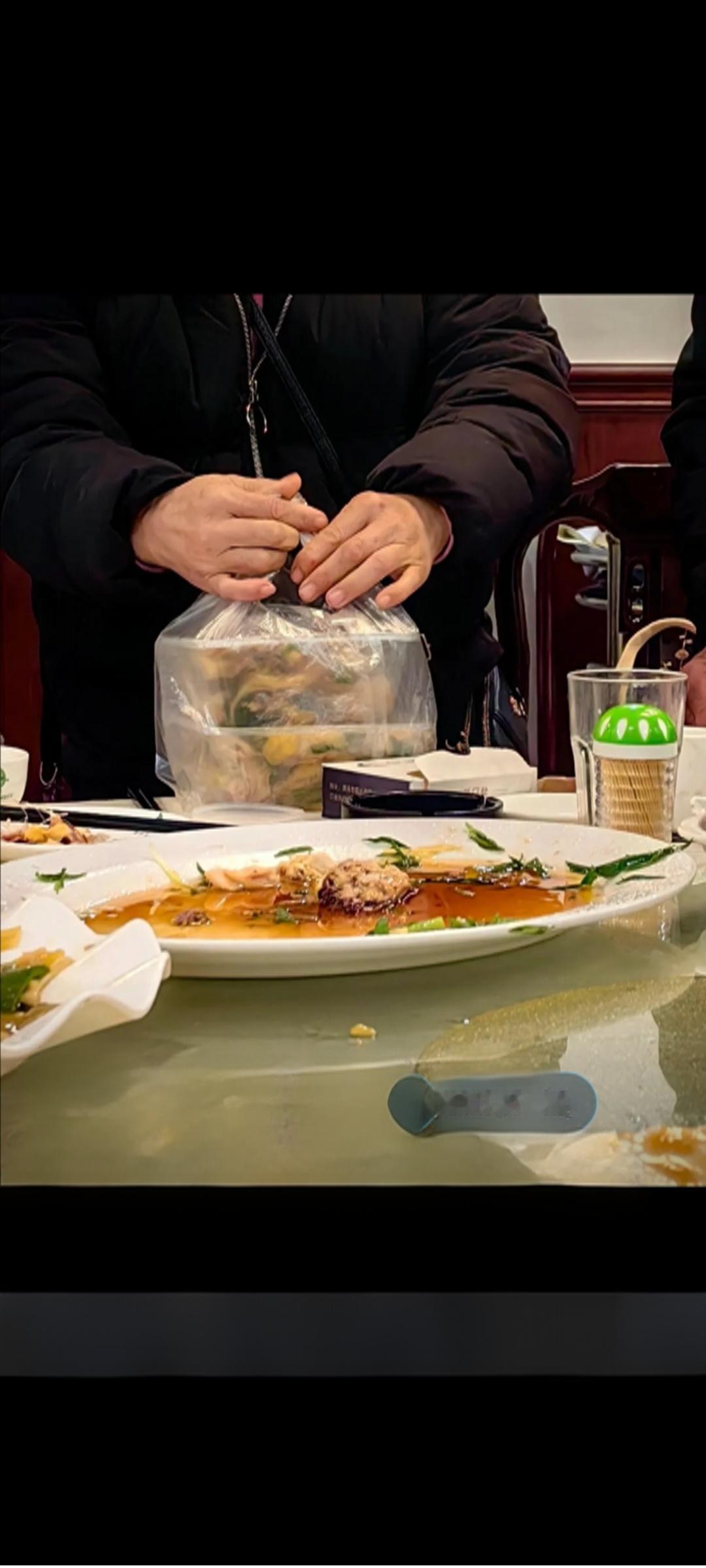 你会笑话那些吃完饭打包的人吗？
饭局上打包剩菜，真的丢人吗？上周聚餐见长辈把剩菜