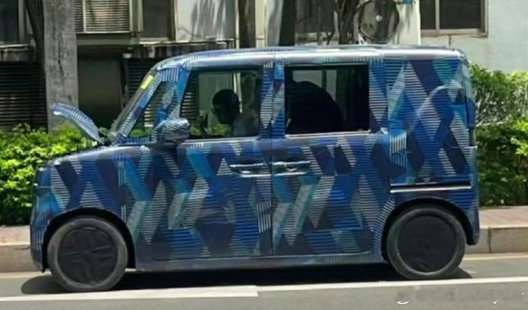 比亚迪专门为日本市场打造的k-car，比宏光 MINI EV 略大，采用三角窗、