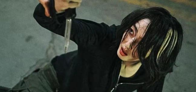 《较量》 小时候约好一起考警校，十年后一个拿警官证，一个在奶茶店后厨调度毒网。 