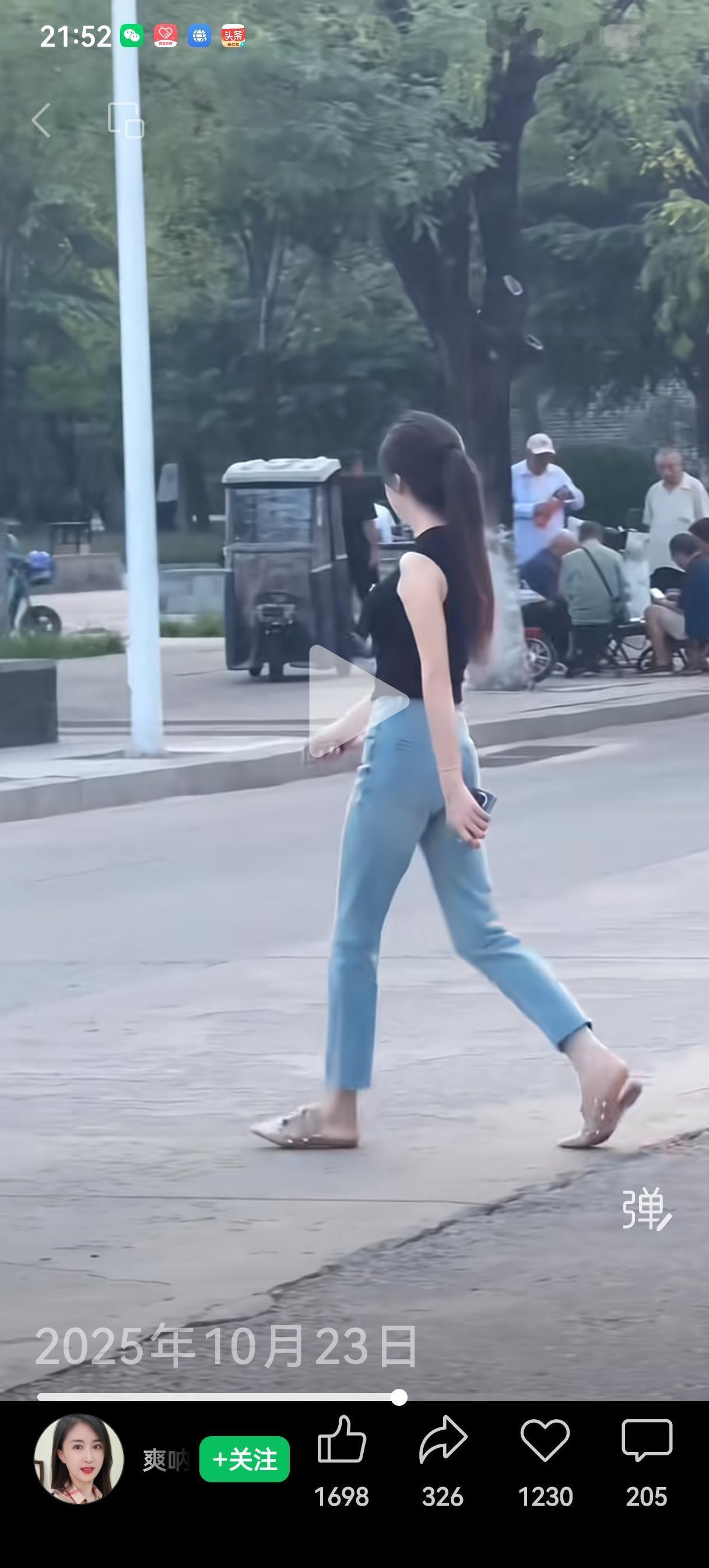 我天朝上国华夏女子身材太美了！走路行云流水，给人视觉上的享受，比那些模特特别是西