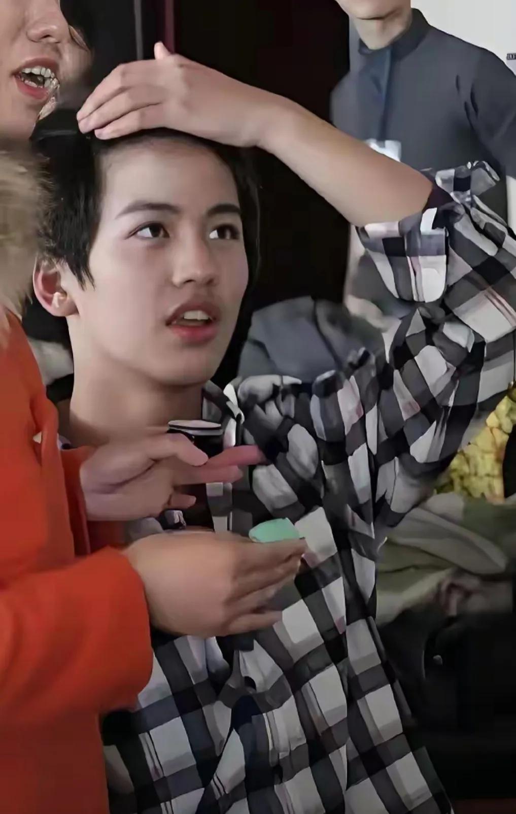 原来是从小帅到大！

初中时的照片流出，五官跟现在一样

只是那时的婴儿肥还没有