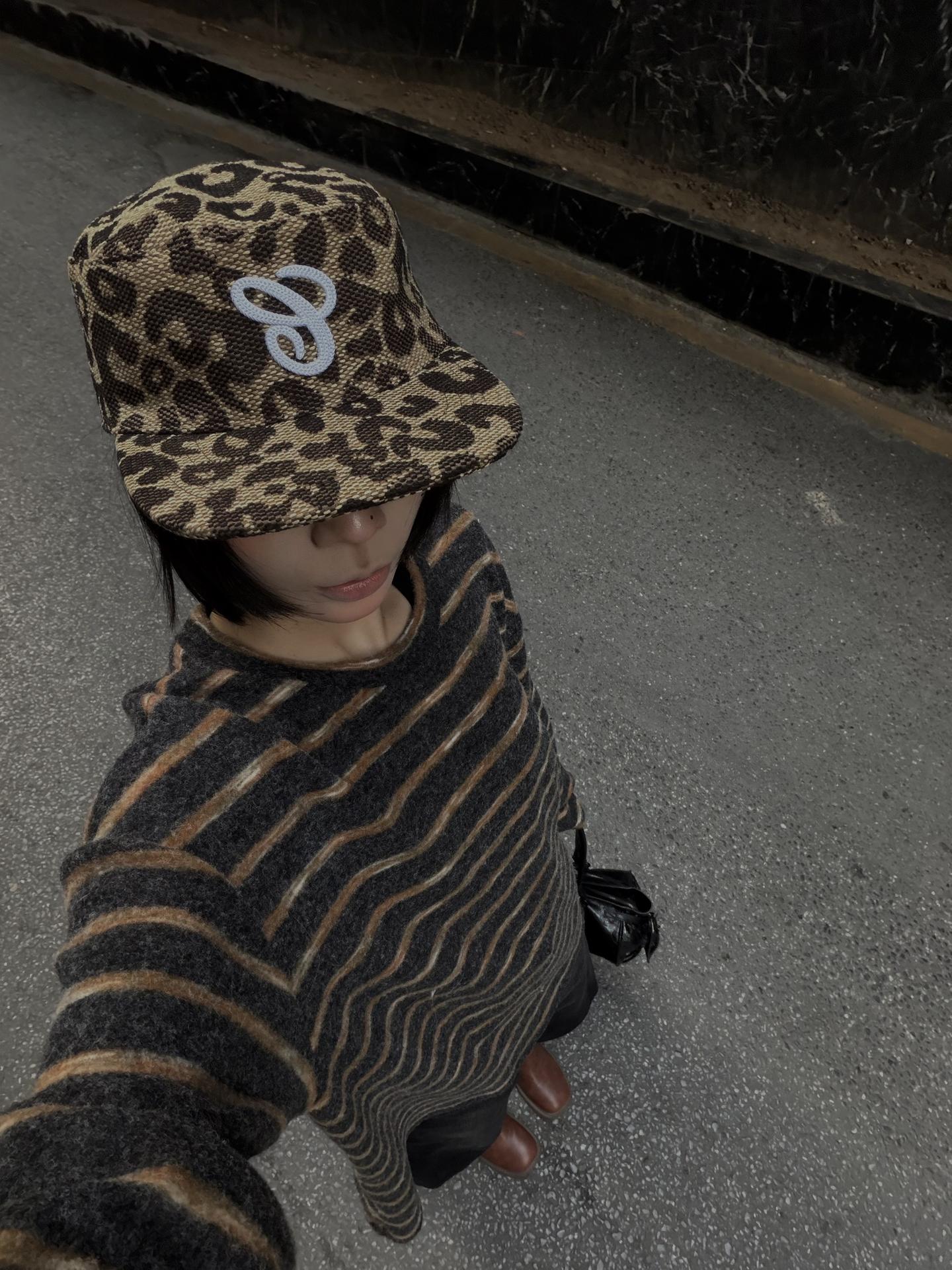 本来蒙着被子哭的 结果太暖和了 睡着了。