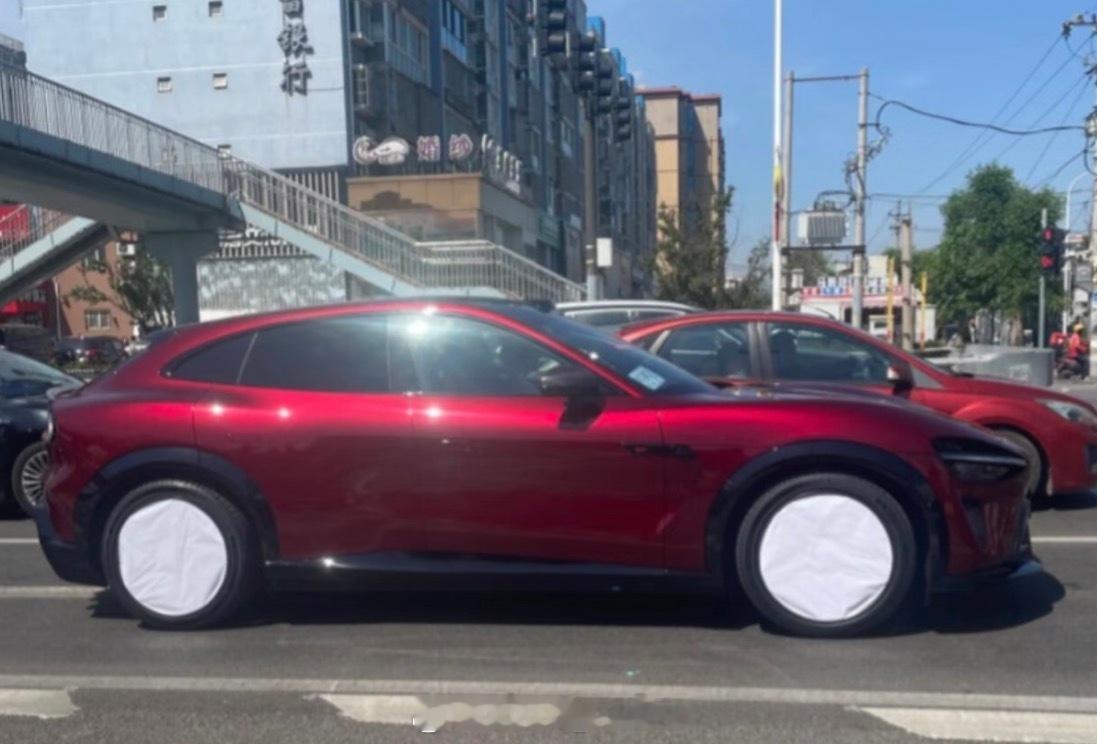 小米YU7GT车厘子红实车曝光果然，还是要看实车，粮厂在审美这块确实有点东西👍