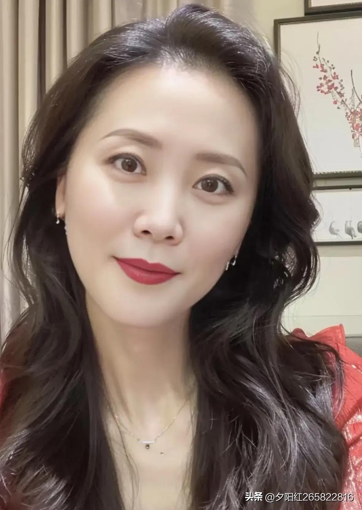 农村留守妇女，不是留守赚钱的。她的主要任务和职责:哺养小孩，照顾父母。每天接送小