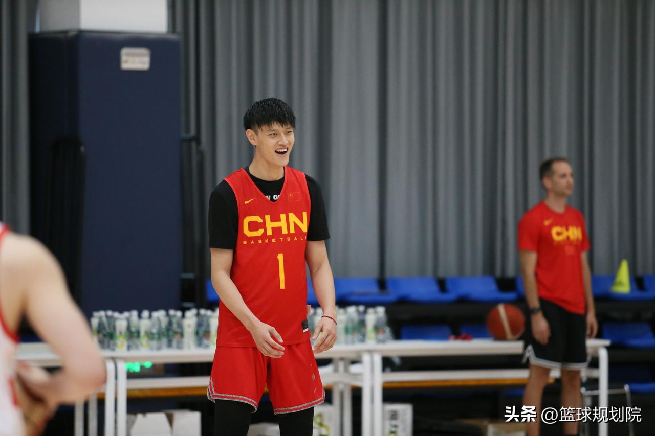 中国男篮集训队三人离队，王浩然挺可惜，没打出来！

中国男篮热身赛前夕，突然宣布