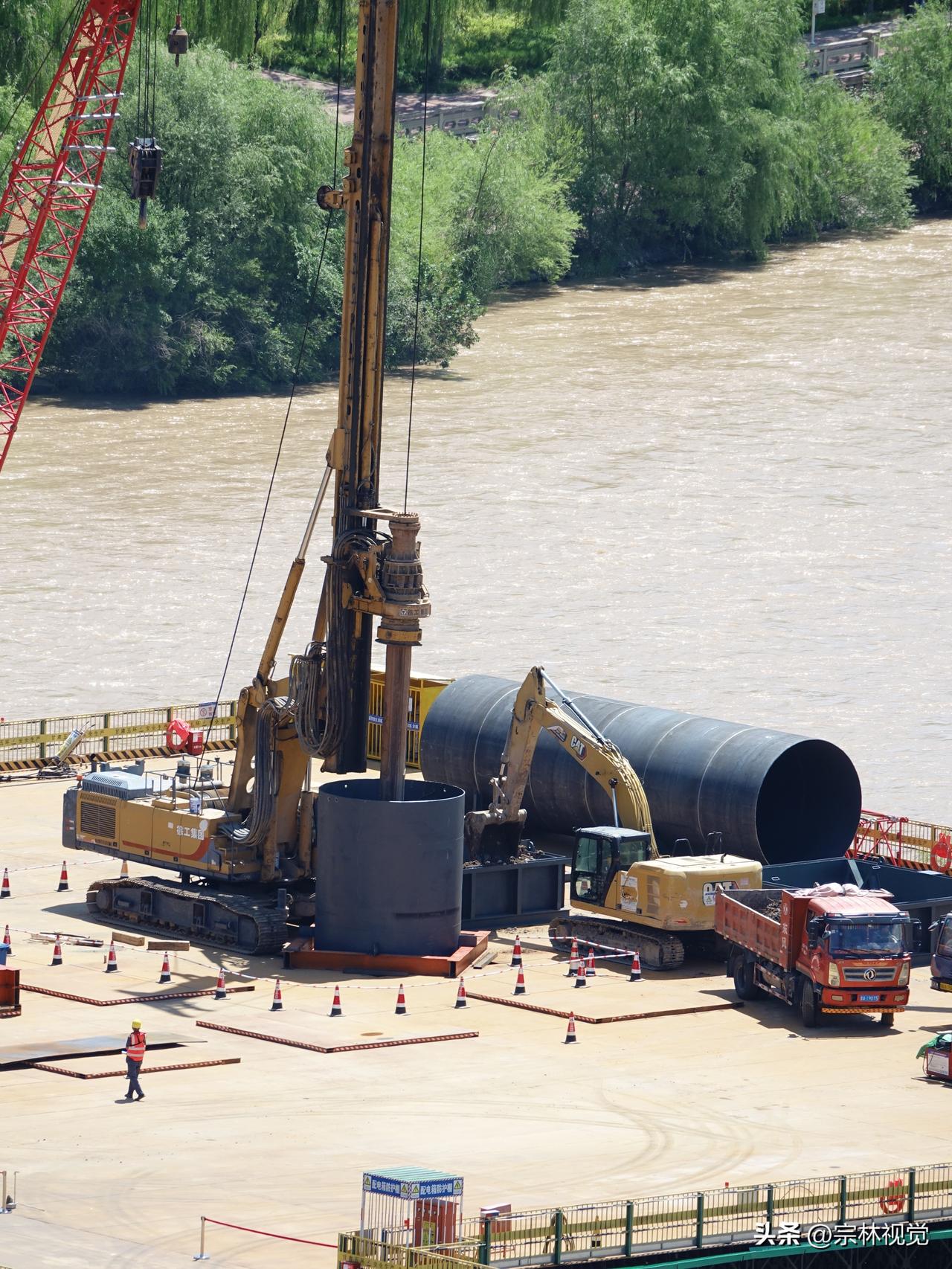 西部摄影 民生 黄河 长期关注：浊浪东流伴重工，新桥初筑岸头雄。开工二日争先干，
