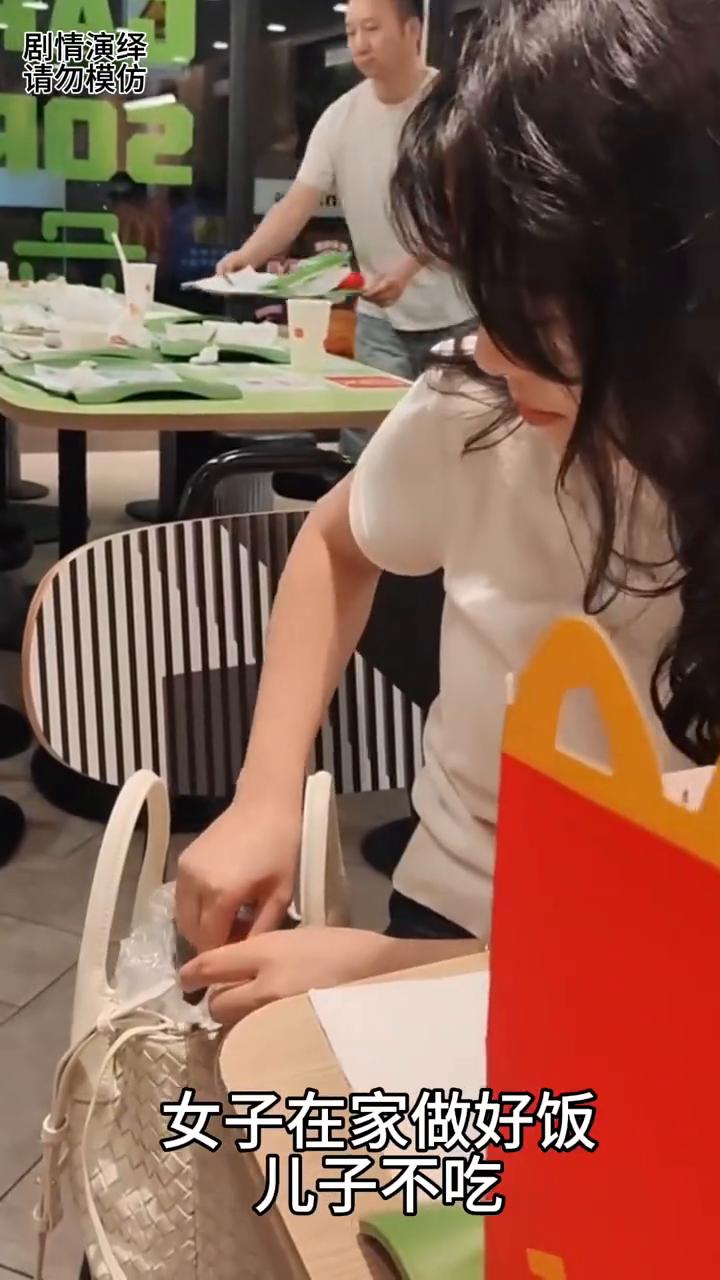 儿子嚷着去外面吃西餐，下一秒妈妈的做法太有才了。
女子在家做好饭，儿子不吃，然而