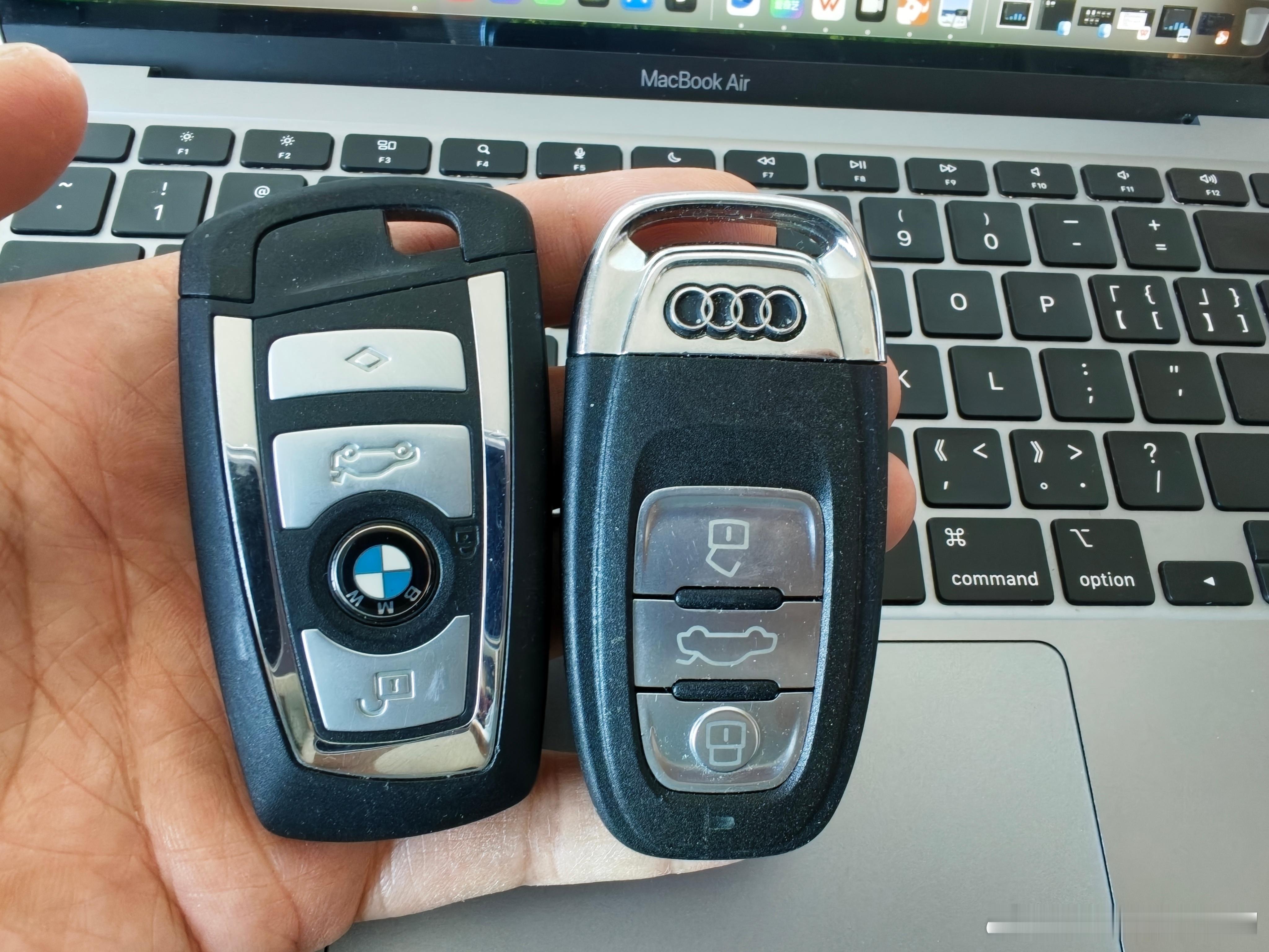 我是一个矛盾体。既想要燃油车的这种机械感和重量感，又想要电动车的智能便捷和舒适拿