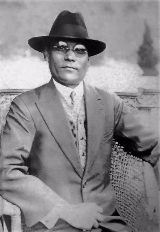 金少山，（1890年6月7日-1948年8月13日）满族，北京人，京剧演员。他生
