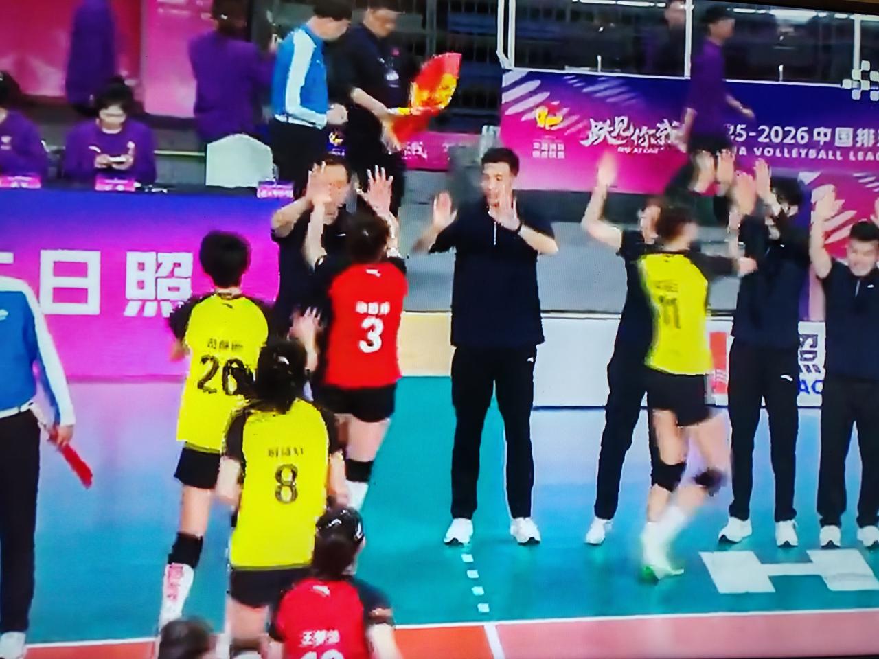 女排排超联赛铜牌之战第二场比赛，山东女排对阵天津女排，前两局山东女排都是25：1