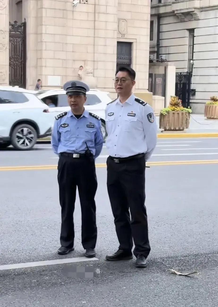 二位优秀的人民警察，白色和蓝色的服装警察有什么区别