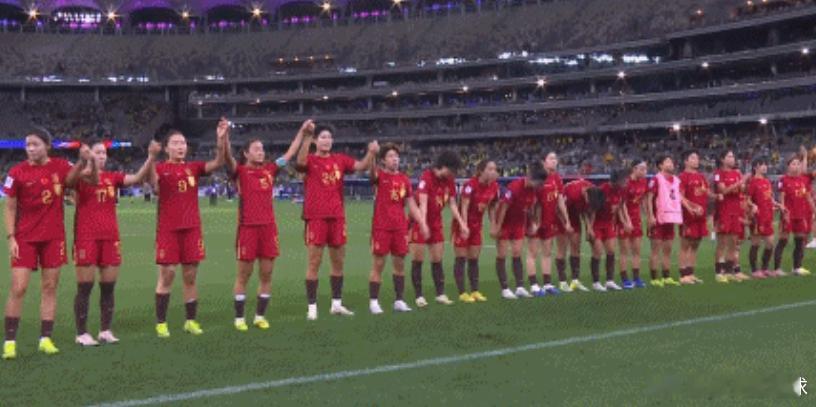 亚洲杯半决赛，中国女足1-2不敌澳大利亚女足，无缘决赛。赛后，中国女足球员拉手谢