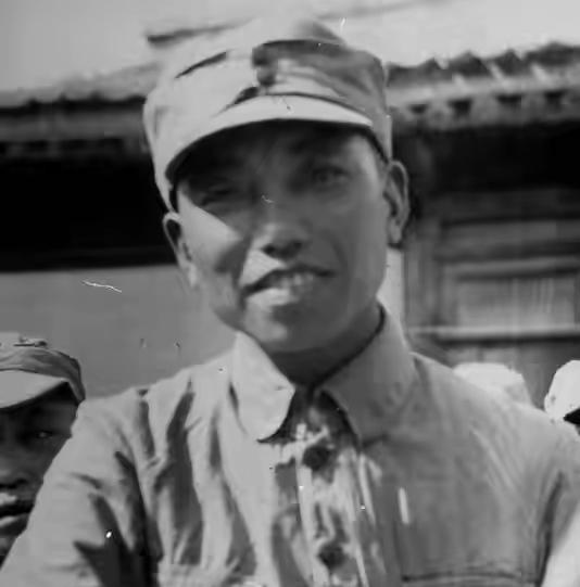 八路军三个副师长，唯独他不是元帅，晚年却成副主席，儿子是少将。 这个师长是谁？