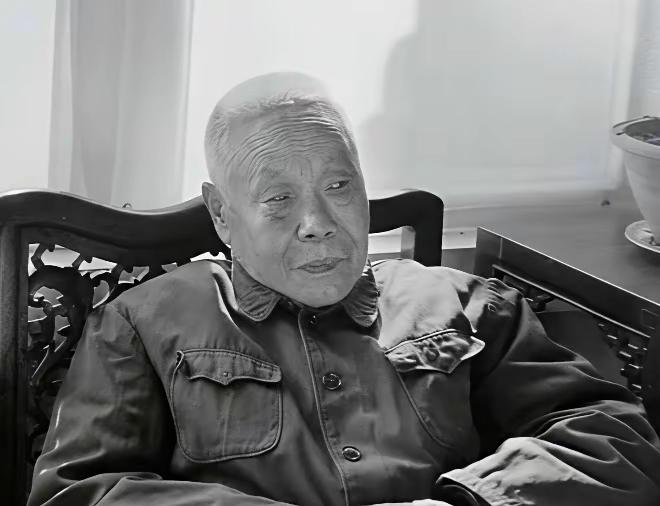 1923年，婉容在屋里喊太监孙耀庭进来帮着擦澡。谁知她刚解衣裳，孙耀庭猛地捂住肚
