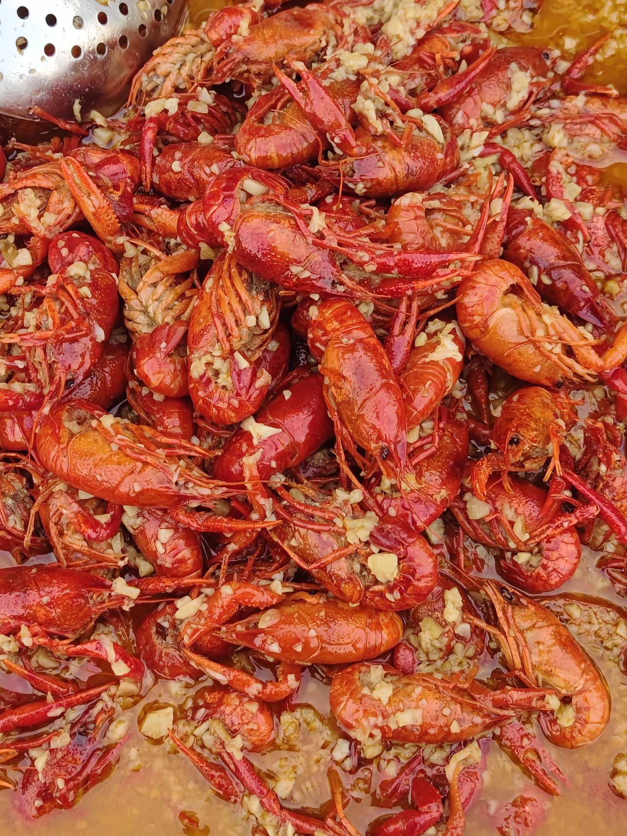 我是业余美食爱好草根，省城济南市的新鲜龙虾，论性价比之高，全国唯一，不是之一。