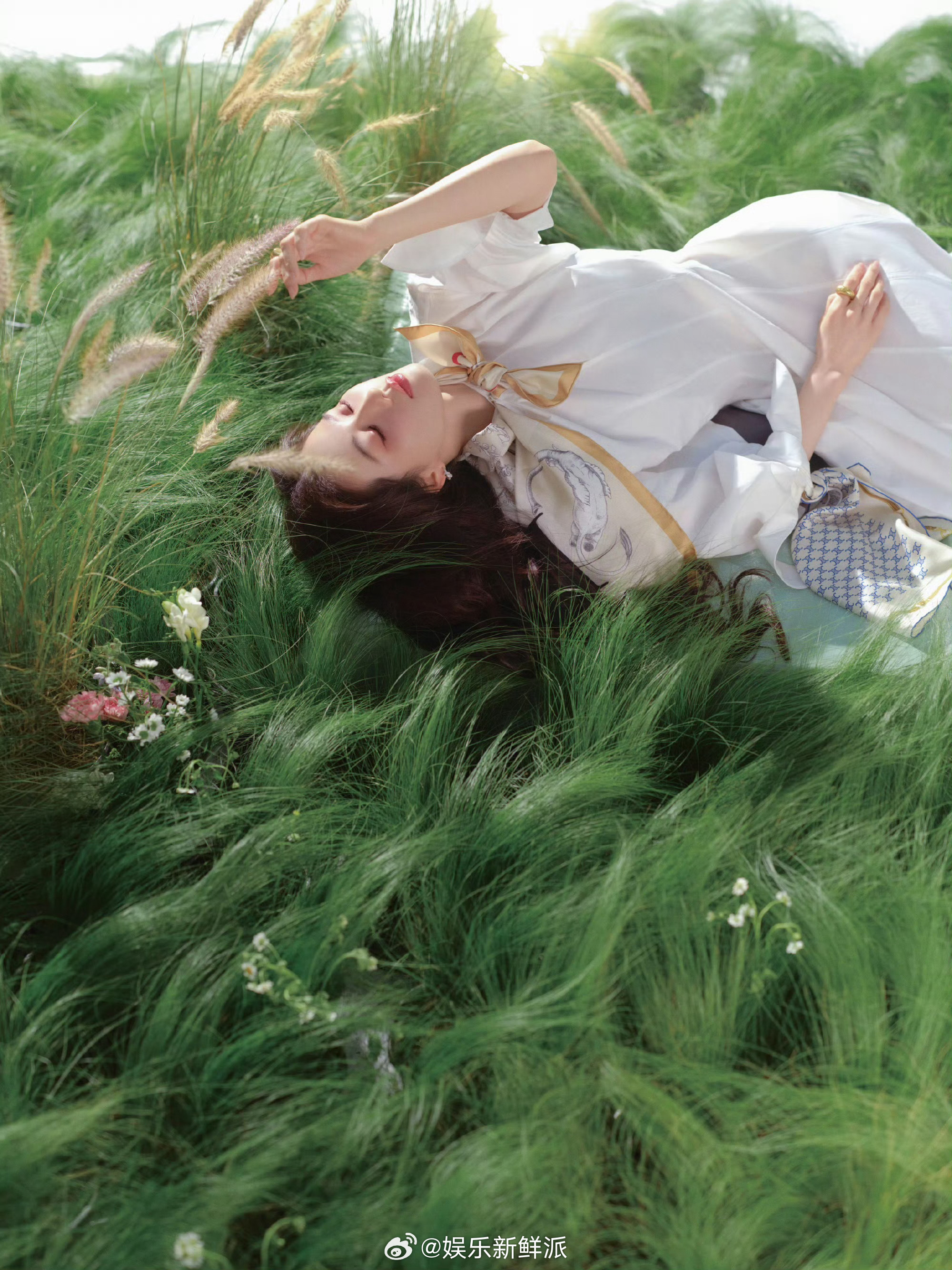 派酱安利 刘诗诗39岁捧花照 39岁这个状态是认真的吗！！手捧繁花笑眼弯弯，温柔