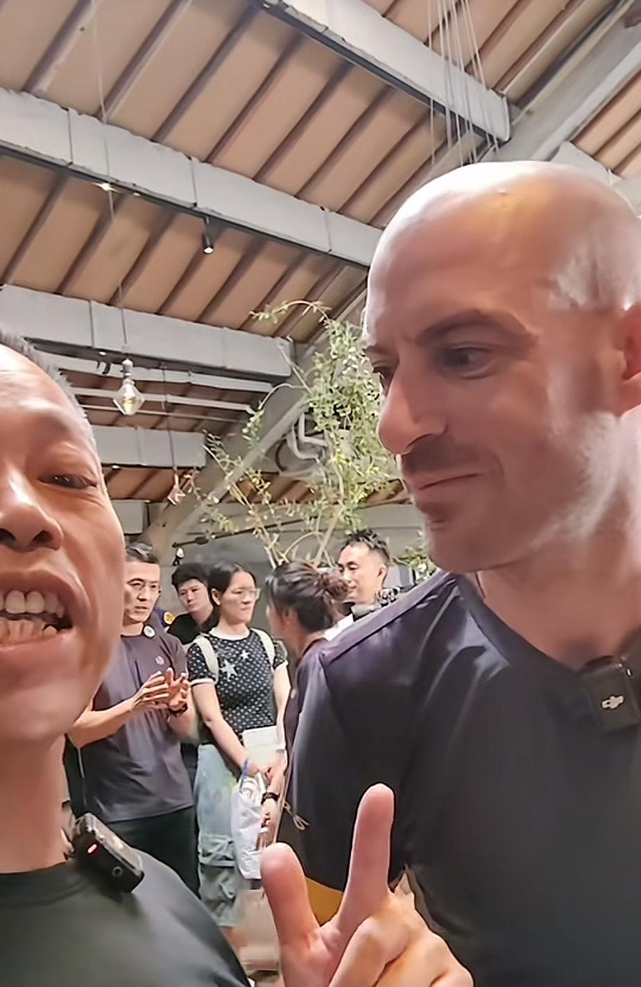 牙哥和德比斯第一次见面，就把德比斯带偏了。

牙哥见到德比斯后，就放声大喊：我要