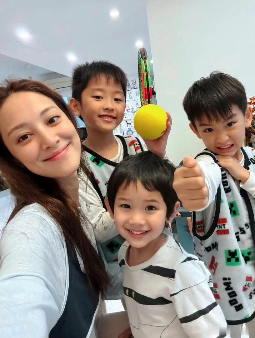 陈凯琳为儿子行为道歉 陈凯琳这次的处理其实挺通透的，孩子观影吵闹打扰到别人，她大