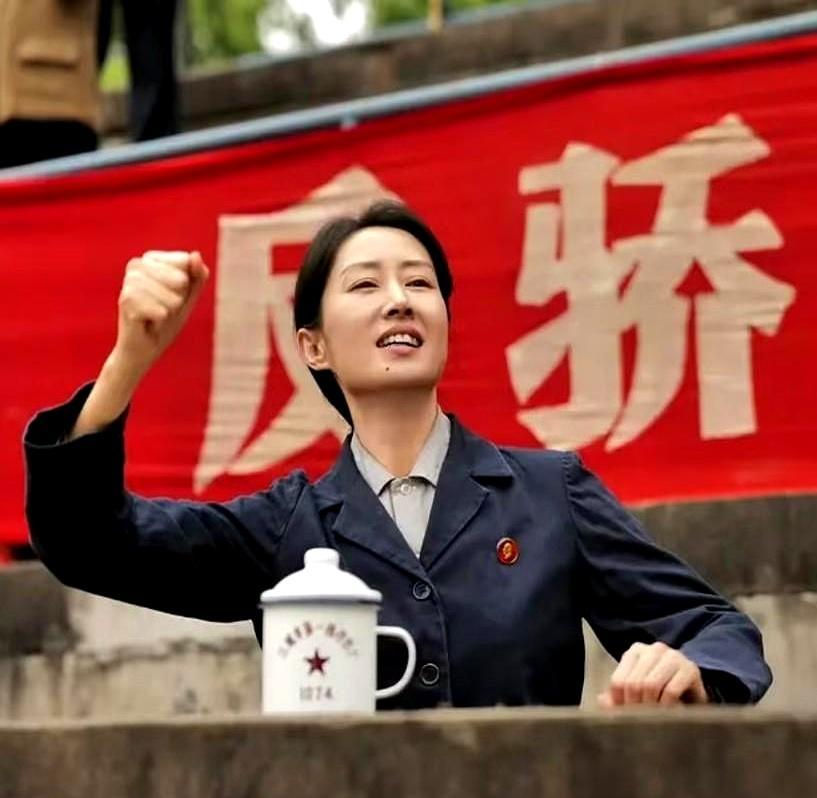 全剧口碑两极收视破2 刘敏涛演的配角竟拿了零差评
 
她演的许红旗 攥钢笔批材料