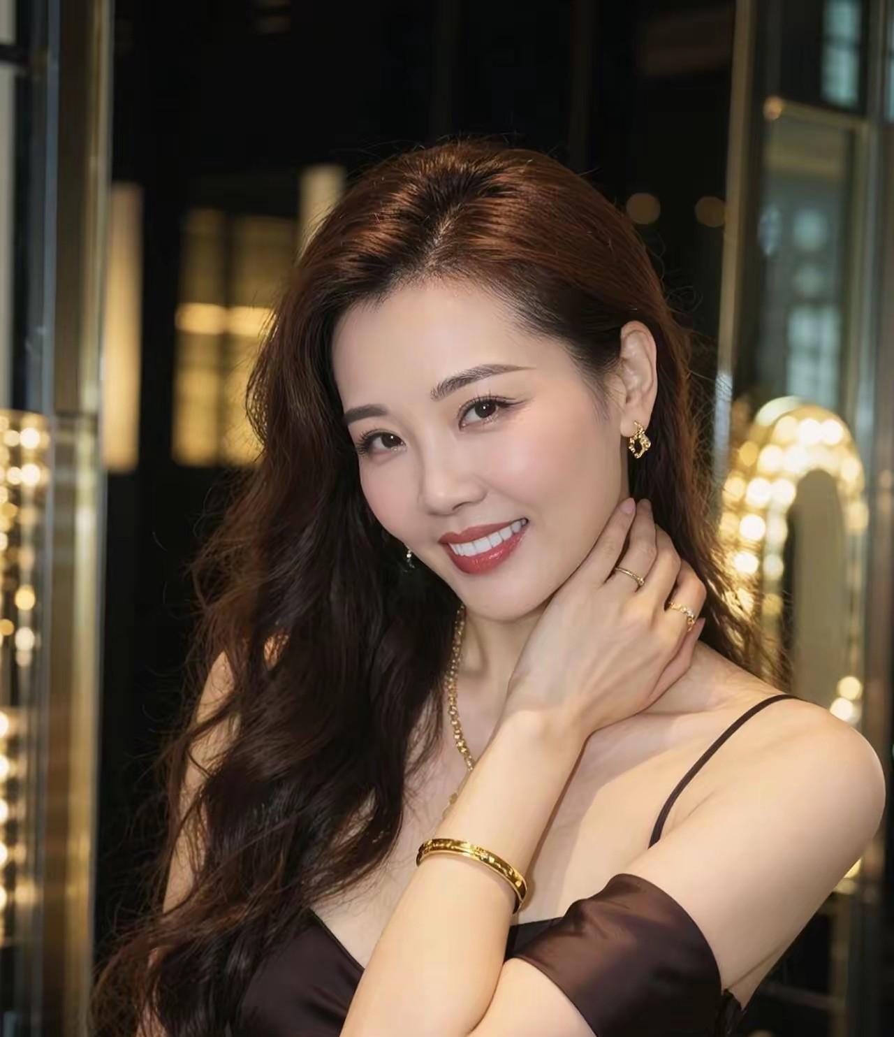 眉眼藏韵，东方绝色🍃
花容月貌，明眸皓齿🌸
千娇百媚，仪态万方～