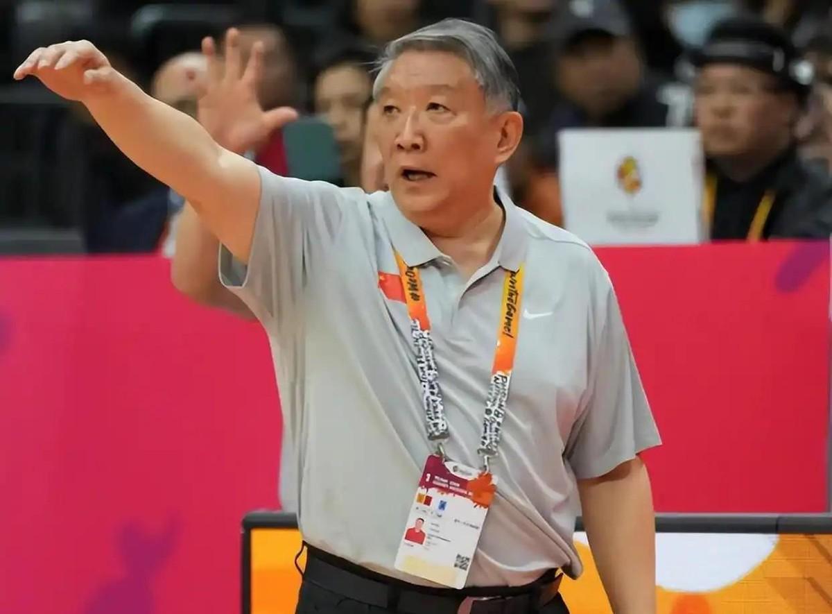 宫鲁鸣等来援兵！近期，CBA知名媒体人苏群发文力挺宫鲁鸣，认为中国女篮能够平稳完