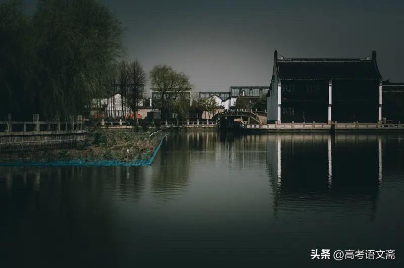 今年春天，我最渴望实现的心愿便是看遍祖国的大好河山。趁着这明媚春光，我打算从繁华