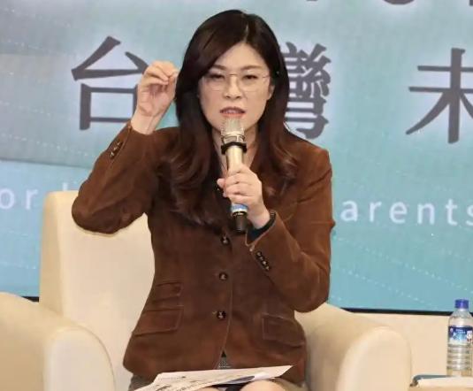 万万没想到，现任国民党主席郑丽文，深挖过往资料后不难发现，她算得上大家口中的“蓝
