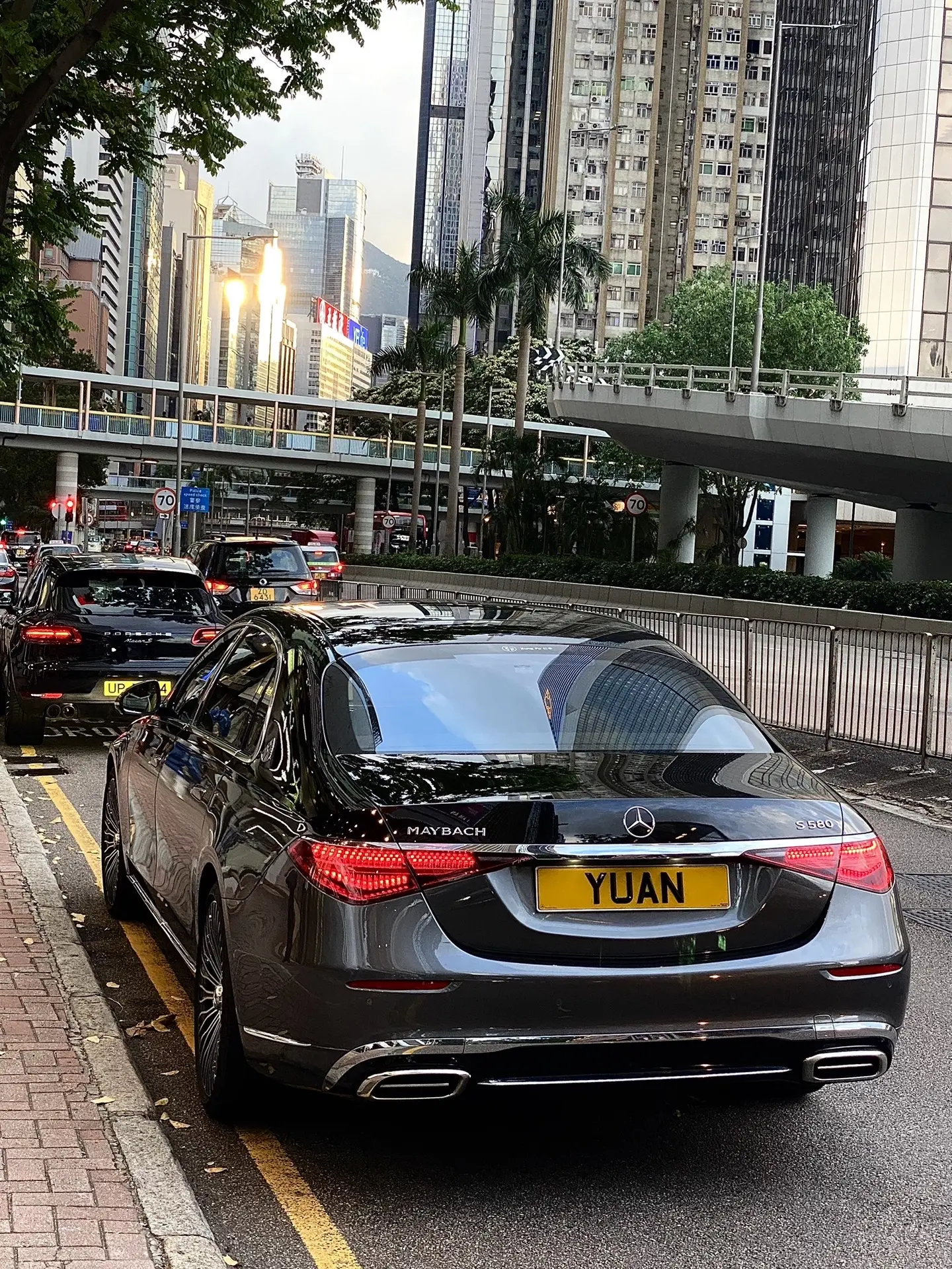 “你说这些年打败我们的是钱吗 或许现在让我们痛苦的 是爱吗”