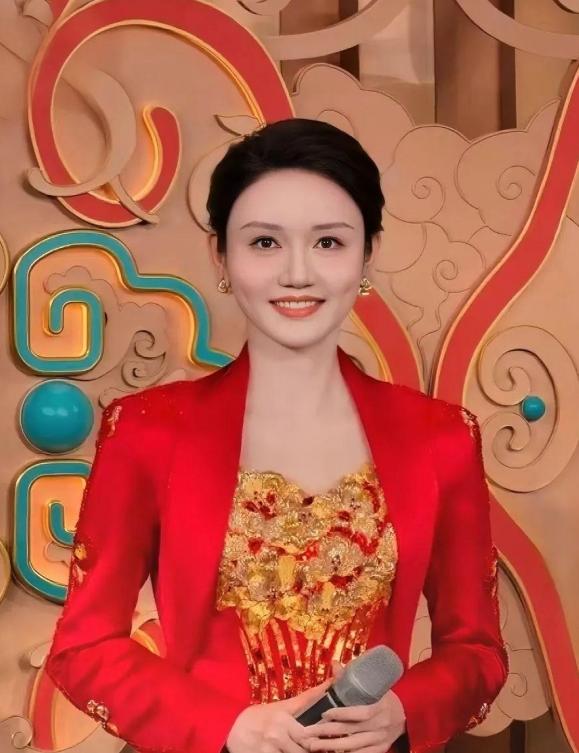 好奇查了下龙洋的出身，不查不知道，一查吓一跳，龙洋根本不是什么资源咖，她竟然只是