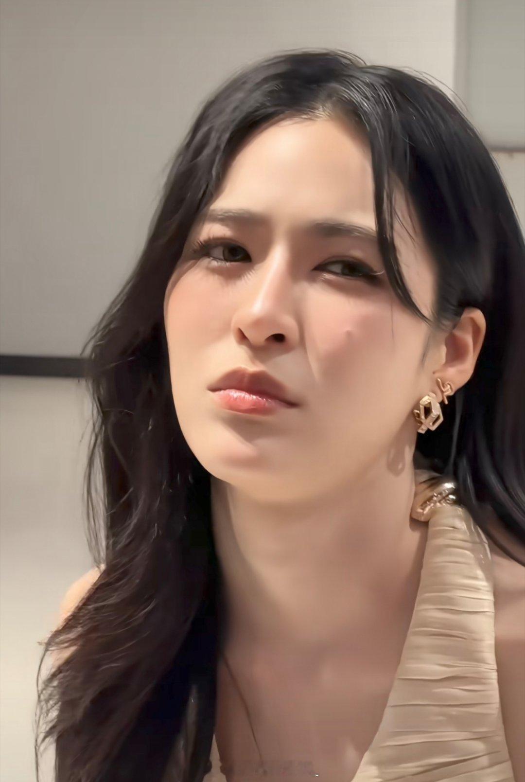 谁发明的哐啷啷是小熊攻啊啊啊哈哈哈好想亲一口😚 