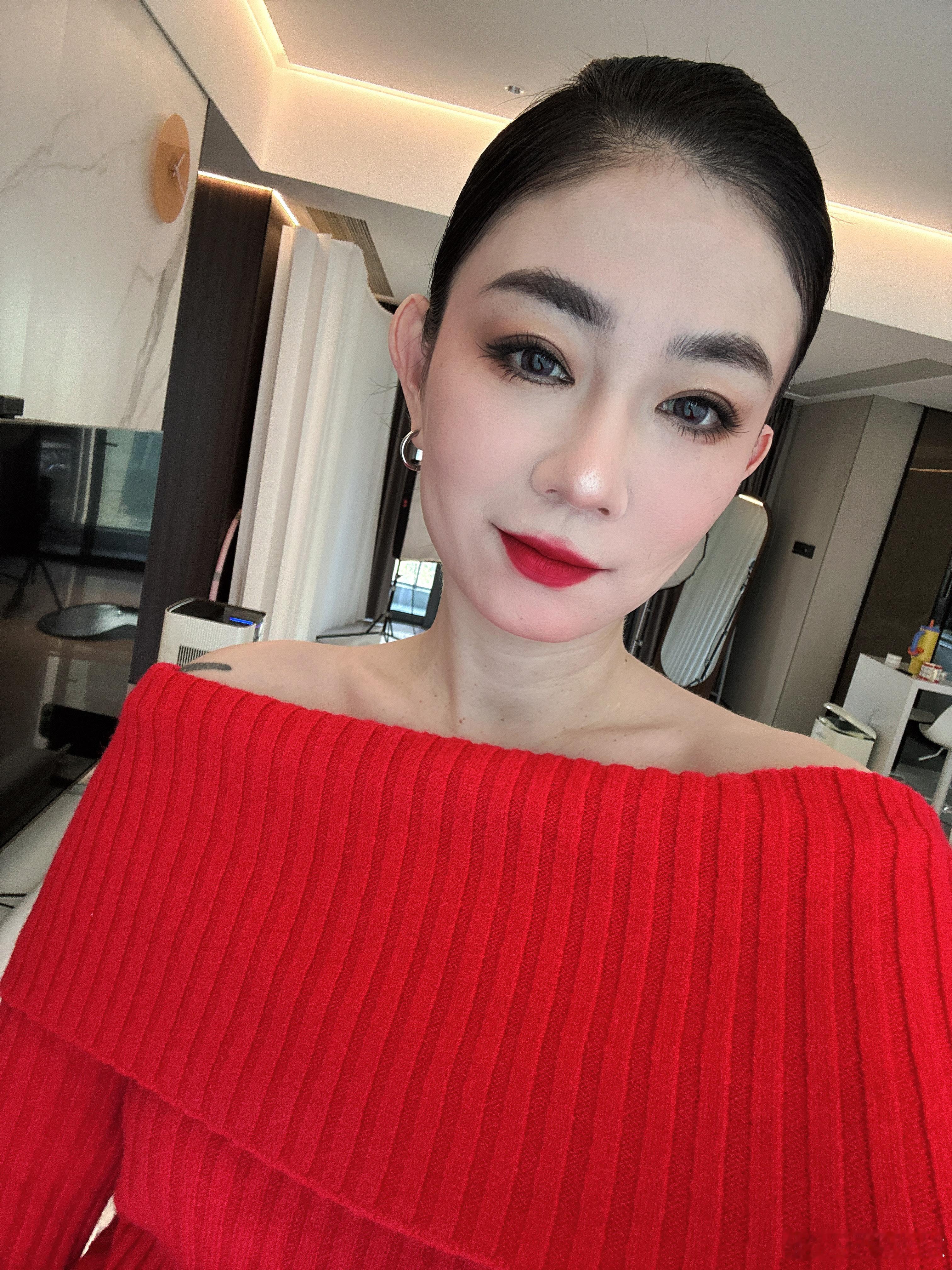 纪念我下午四点才画完妆还没开机and我觉得我今天很好看😌就酱 