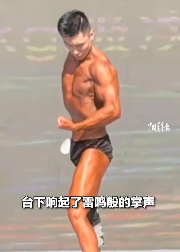 【独腿独臂小伙参加健美比赛惊艳全场】独腿独臂小伙在健美比赛上获雷鸣掌声 5月11